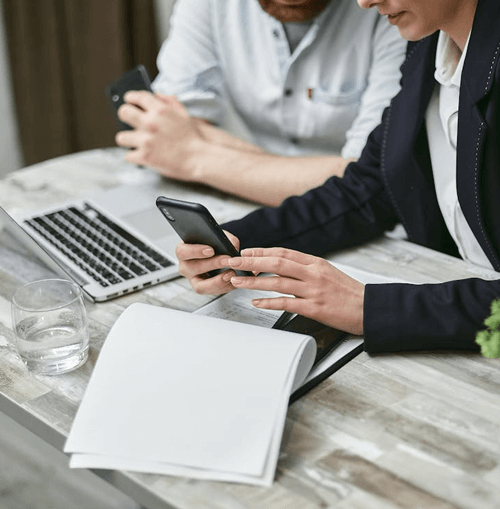 Instant +920 Neravo illustrazione del team di supporto